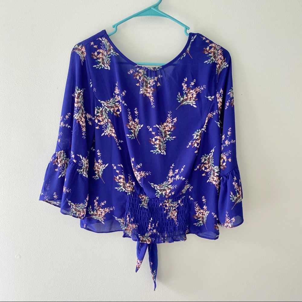 ✨Host Pick✨ Floral print button up blouse - Picture 2 of 6